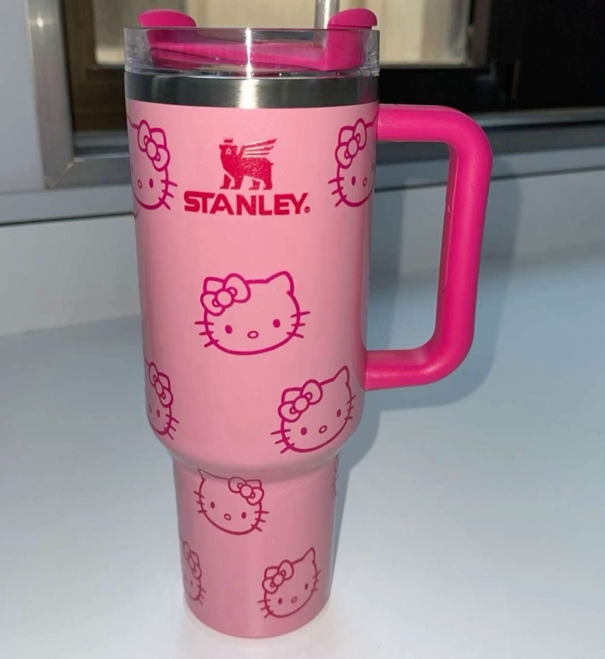 كوب ستانلي وردي اللون من هالو كيتي