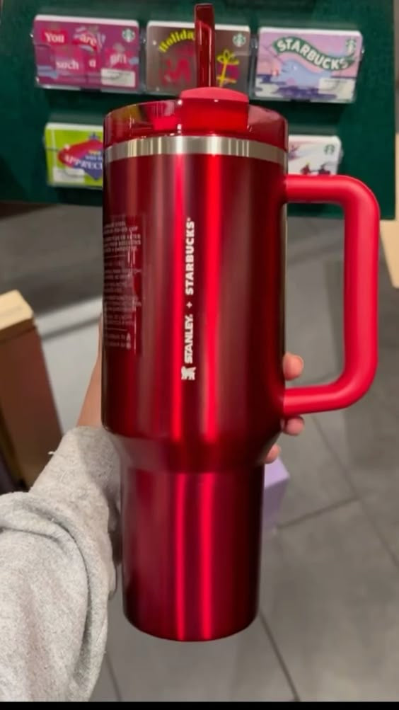 كأس ستانلي الأحمر من ستاربكس