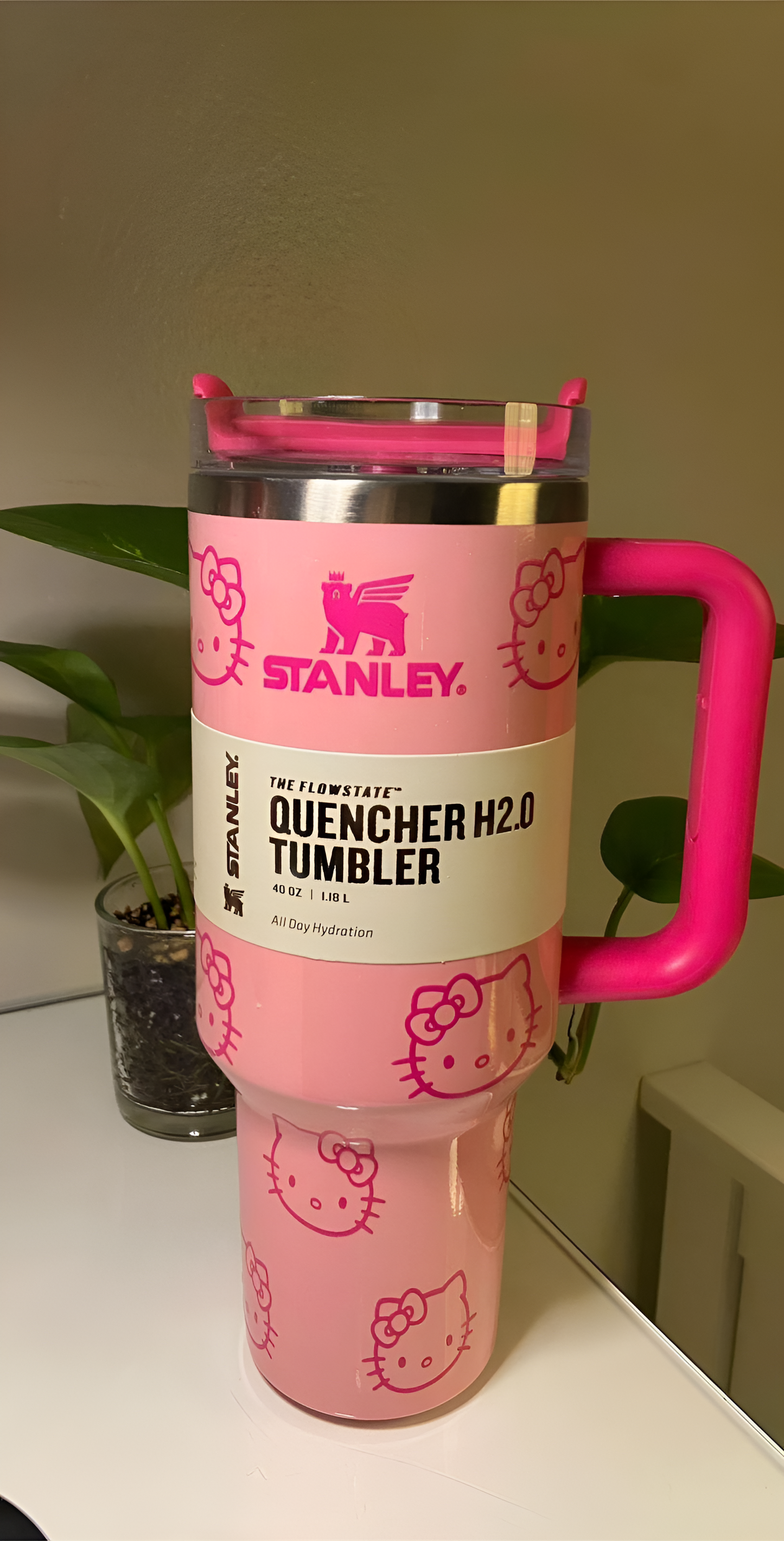 كوب ستانلي وردي اللون من هالو كيتي