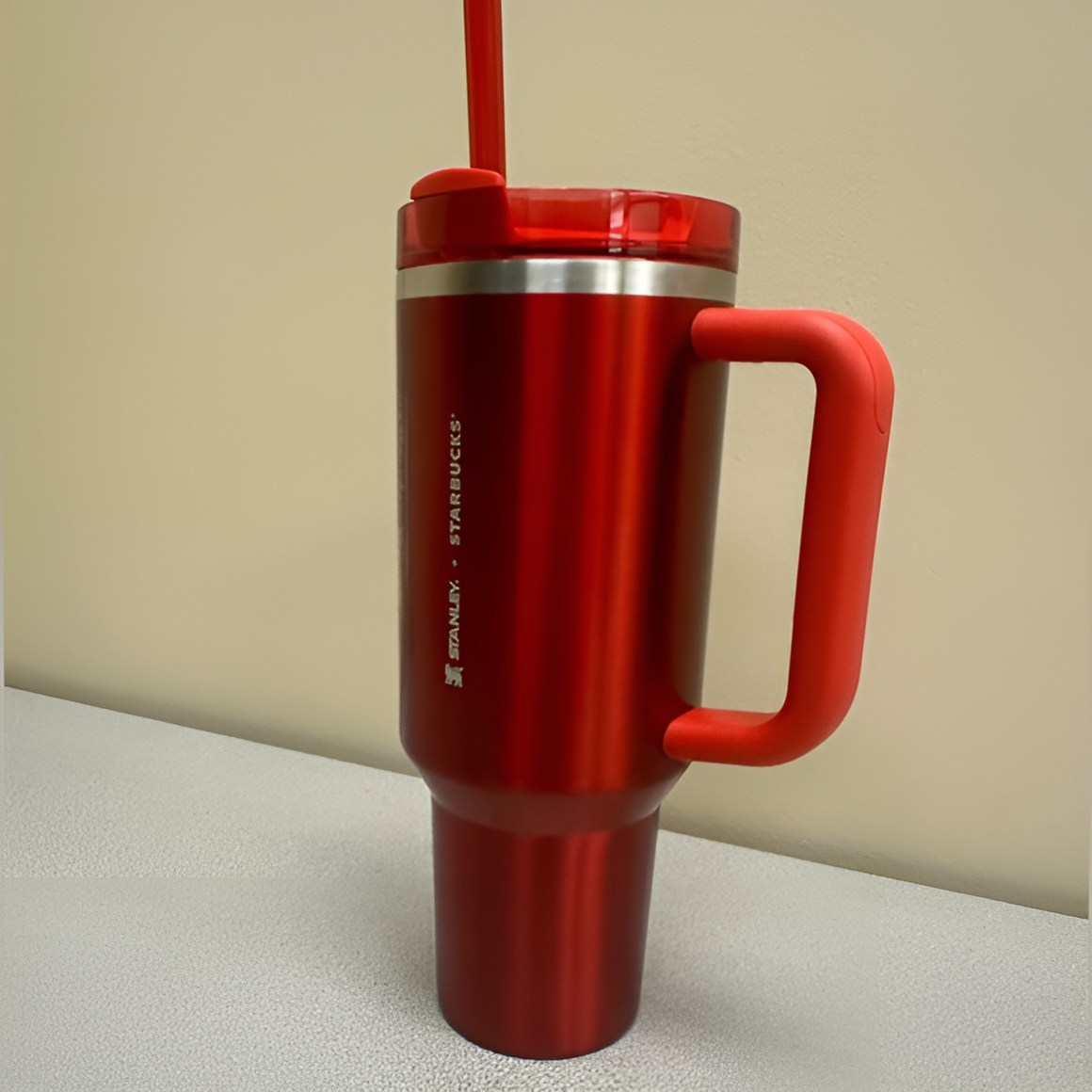 كأس ستانلي الأحمر من ستاربكس